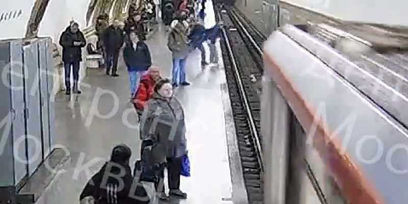 Un hombre de 61 años empuja a las vías del metro de Moscú a un chaval de 15 años