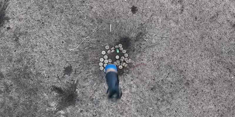 Lanzando una granada sobre una pila de minas antitanque en Ucrania