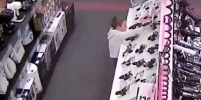 Un niño descrubre las maquinillas de afeitar en un centro comercial