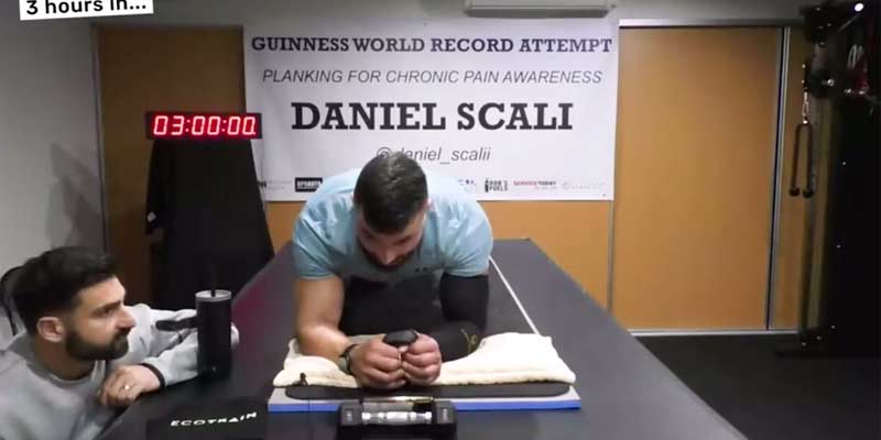 Bate el récord del mundo haciendo plancha aguantando 9 horas y 30 minutos