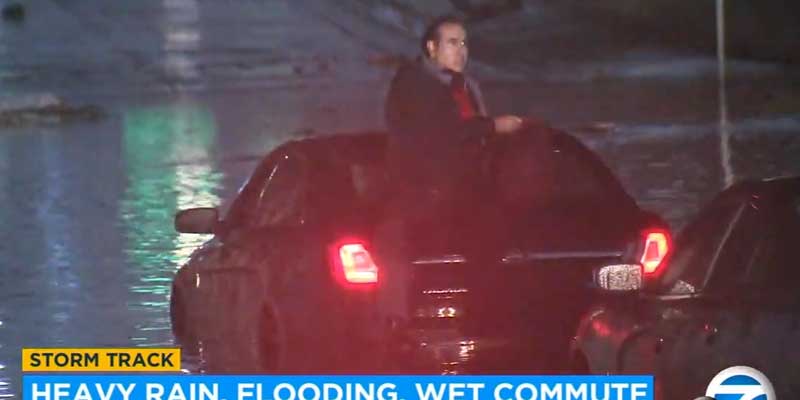 Un conductor ignora que el tunel está inundado y que ya hay otro coche atrapado e intenta pasar