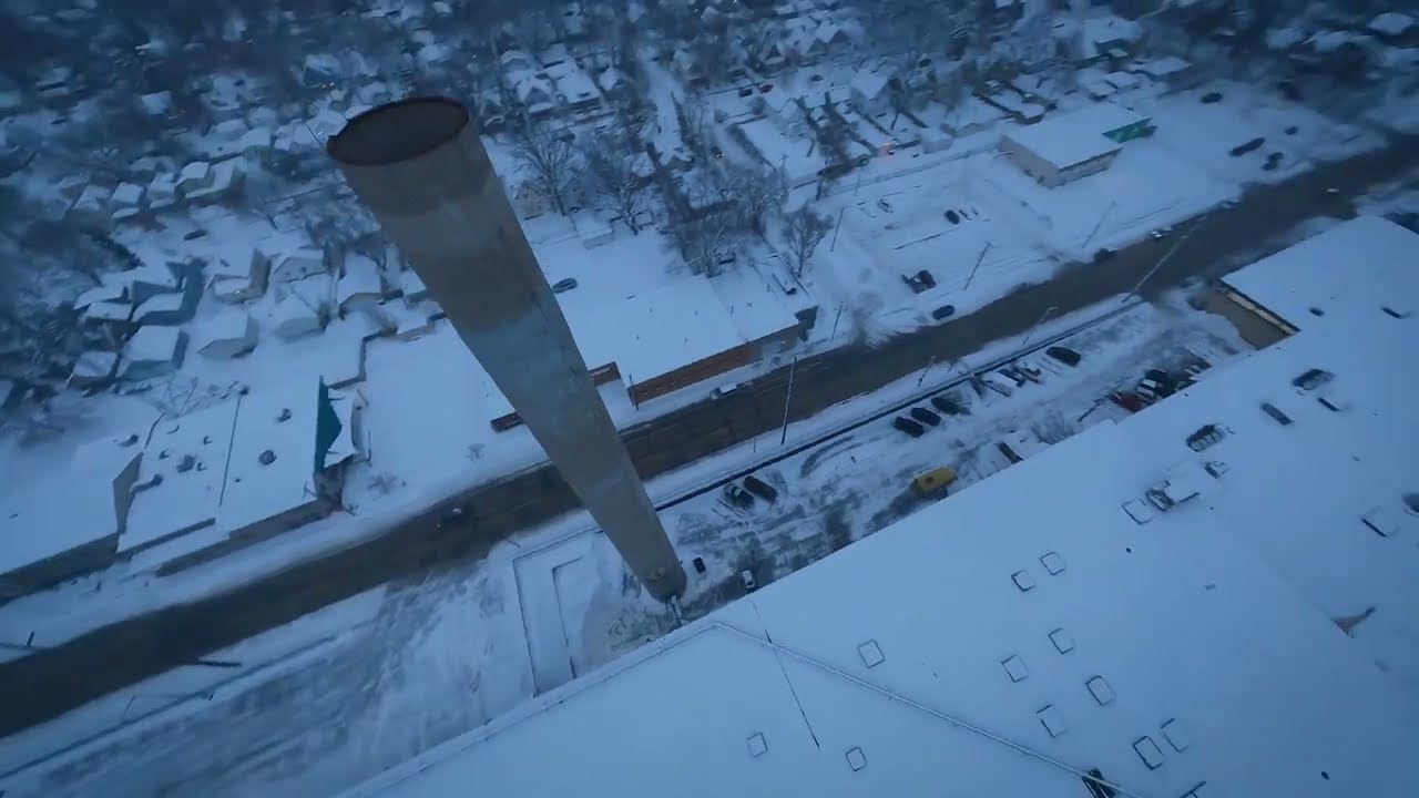 Visitando una fábrica de cerveza en Minnesota a vista de drone grabado en una sola toma
