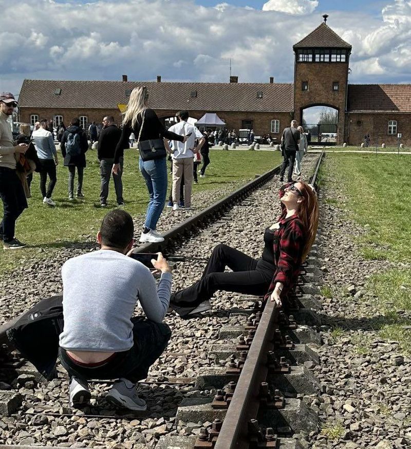 Mientras tanto en el campo de concentración de Auschwitz