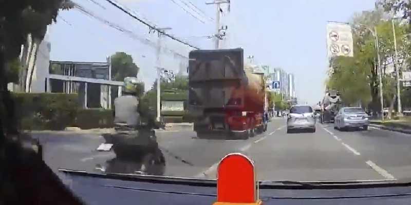 Un camión tira un cable que se lleva por delante a un motorista