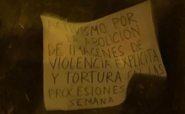Activista detenido tras intentar interrumpir un paso de Semana Santa en Sevilla y colocar un cartel en el trono
