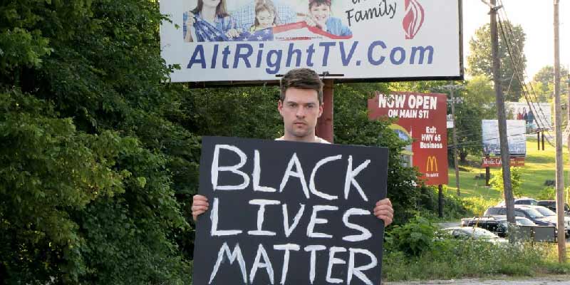 Lleva un cartel de 'Black Lives Matter' en la ciudad más racista de Estados Unidos