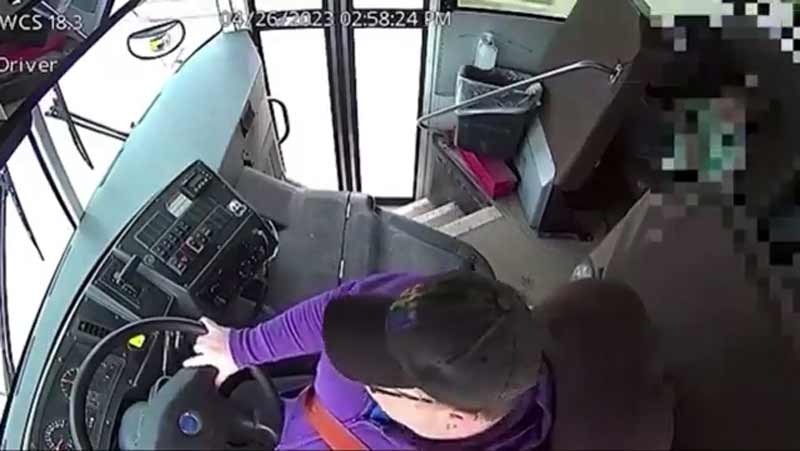 Un niño de 13 años le salva la vida a más de 60 compañeros al detener un autobús cuando el conductor se desmaya