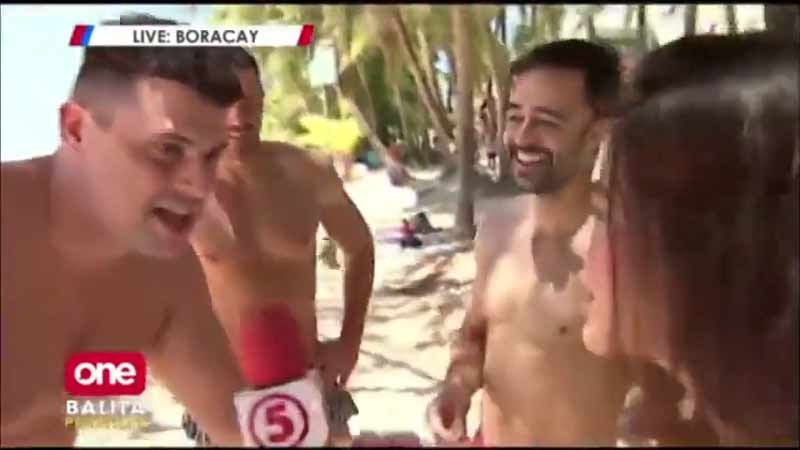 Están entrevistando a unos españoles en la televisión de Filipinas cuando...