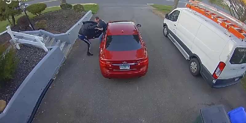 Un hombre se enfrenta a los que pretenden robarle el coche