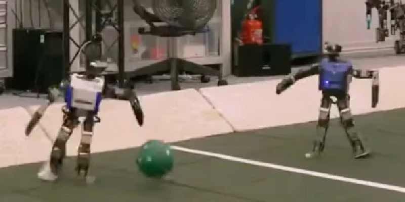 Robots humanoides aprenden a jugar al fútbol gracias a la inteligencia artificial