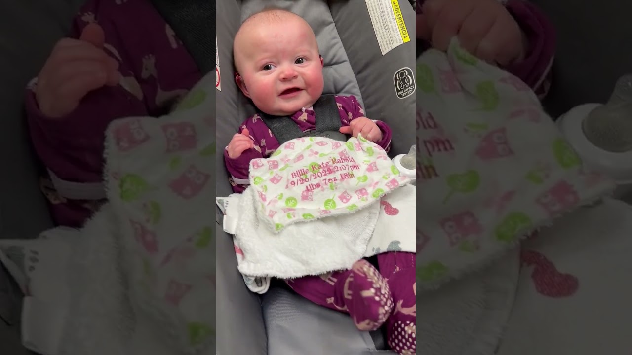 Un bebé escucha a sus padres por primera vez