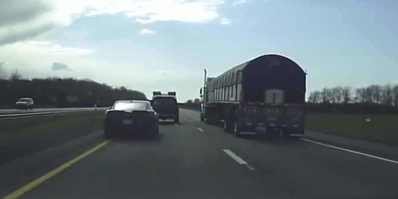 Un idiota al volante de un Camaro va con prisas y acaba provocando este accidente múltiple