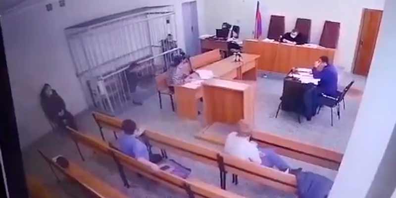 No es una escena de Terminator 2, es un condenado en un juicio en Rusia