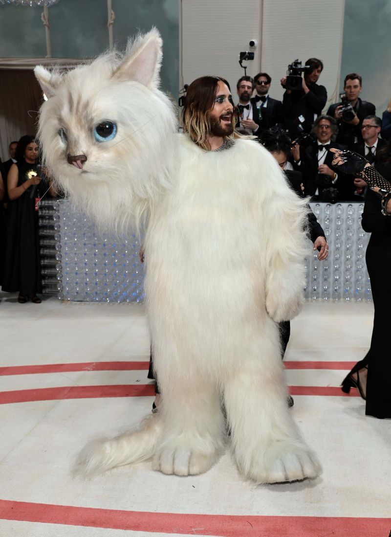 El actor Jared Leto aparece en la Met Gala disfrazado de gato