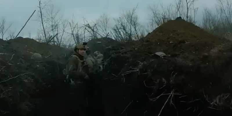 Soldados ucranianos combaten en las trincheras contra soldados de Wagner en Bakhmut
