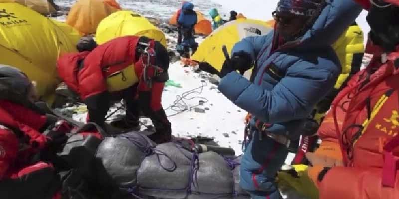 Y así se rescata a un escalador herido en la 'zona de la muerte' del Everest