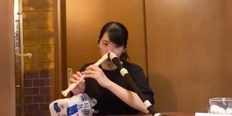 Esta chica toca dos flautas al mismo tiempo con su nariz