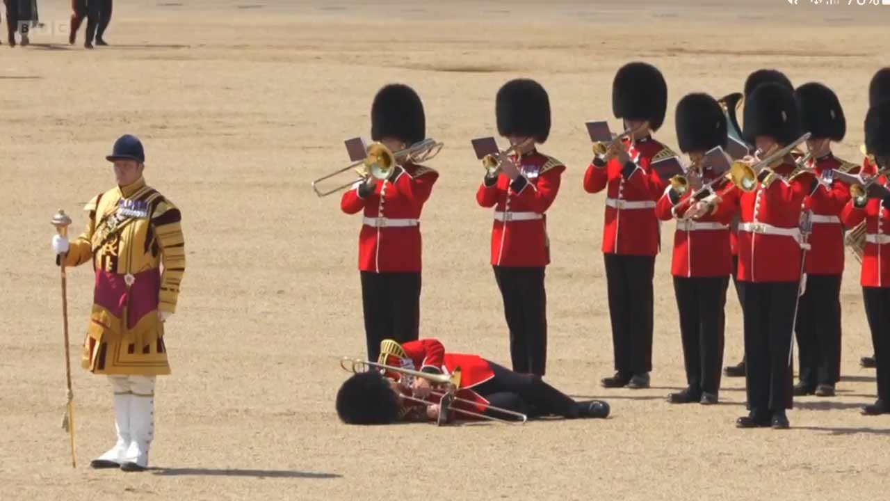 Un Guardia Real inglés se desmaya por el calor y sigue intentando tocar
