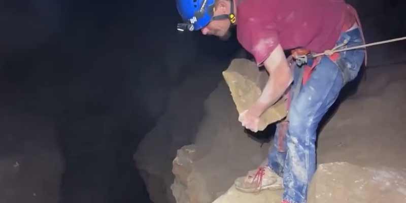 Tirando una roca a un agujero de 180 metros