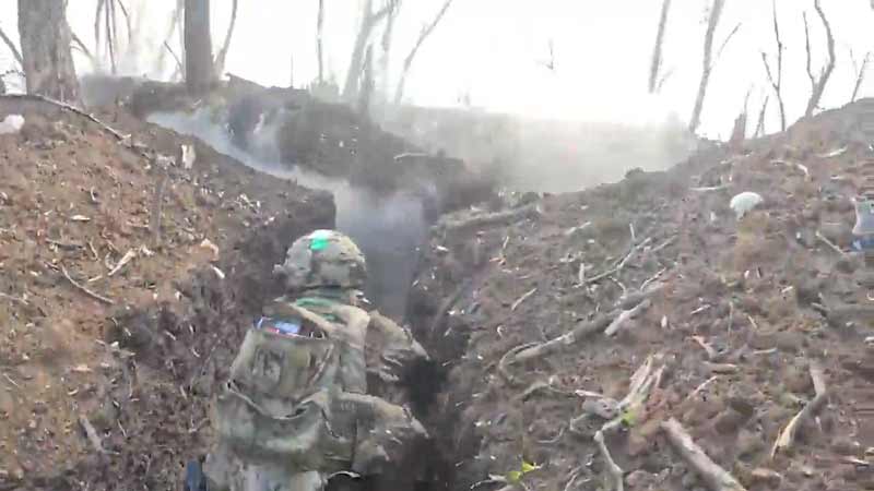 La locura de la guerra de trincheras vista desde la perspectiva ucraniana asaltando las rusas