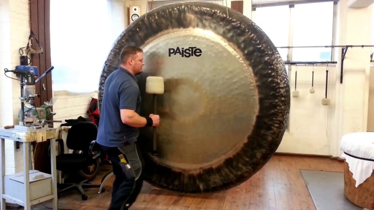 Así es un gong de dos metros de una orquesta