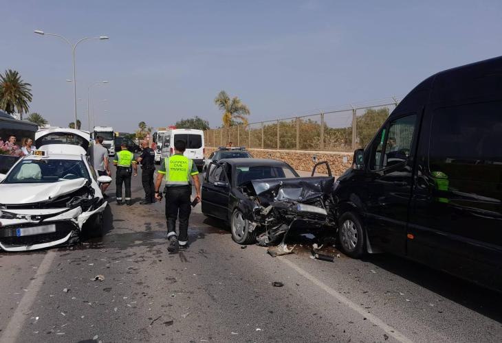 Un imprudente y temerario adelantamiento provoca este accidente en Ibiza