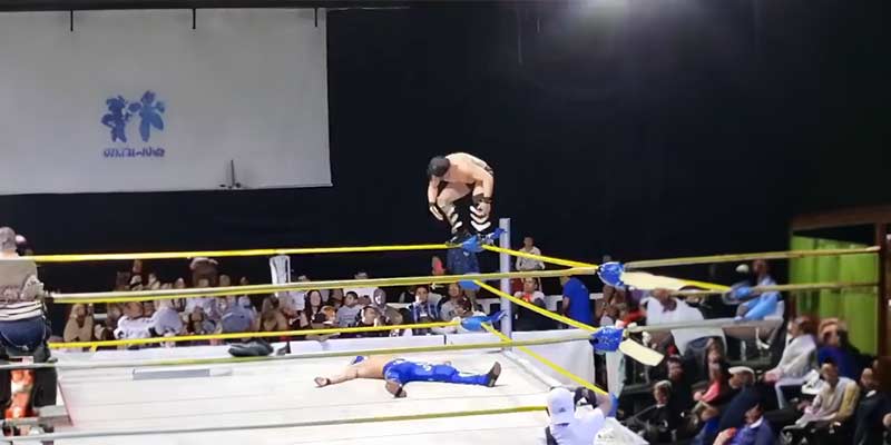 Un peligroso accidente en un combate de lucha libre en México