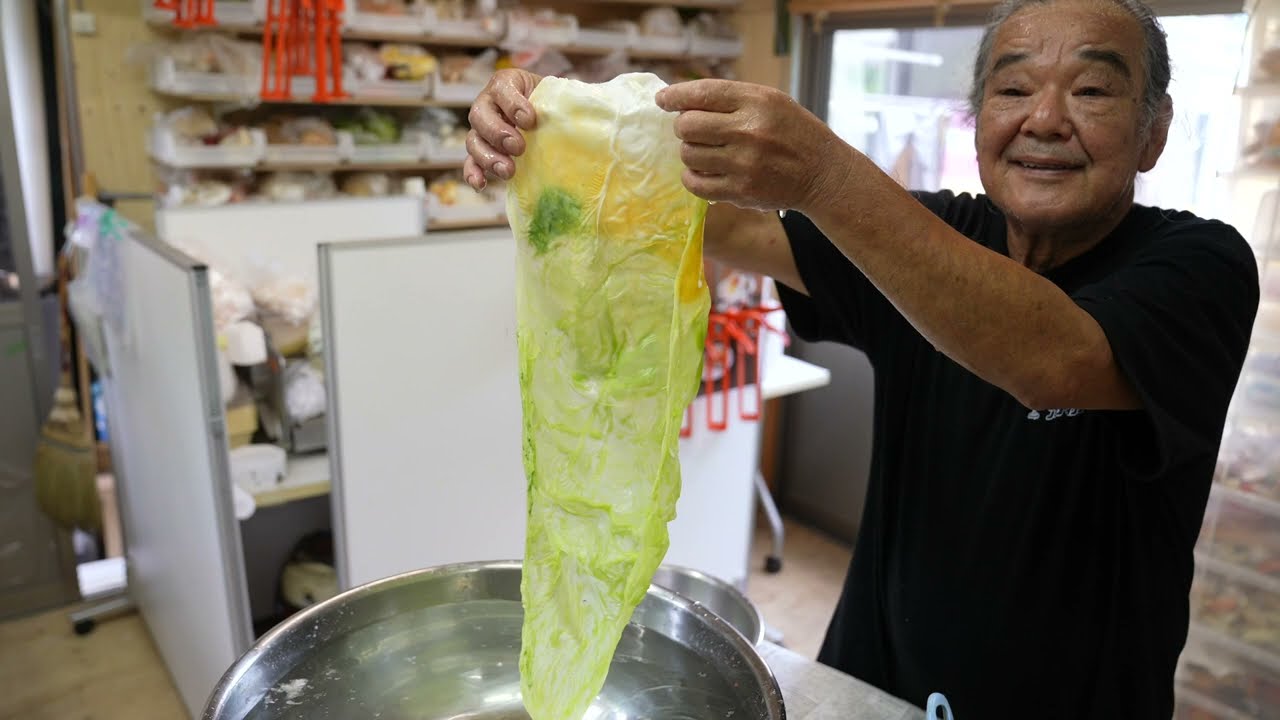 El proceso de elaboración de comida falsa japonesa por un artesano de 71 años