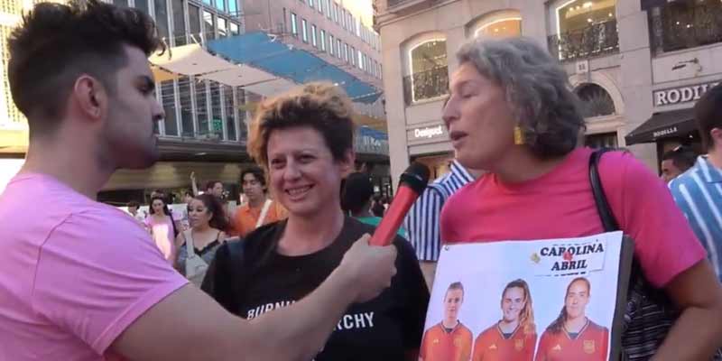 Preguntan a mujeres por el nombre de varias futbolistas femeninas durante una manifestación por lo del beso de Rubiales y es de risa