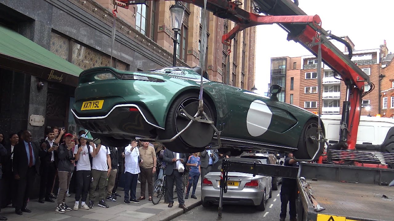 De la grúa no se libra ni un Aston Martin V12 Speedster de casi un millón de dólares
