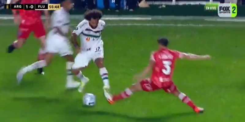 Marcelo le parte sin querer la pierna a otro jugador durante un partido