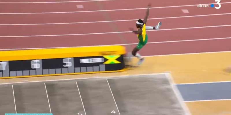 El saltador jamaicano realiza este inusual (sin querer) salto de longitud