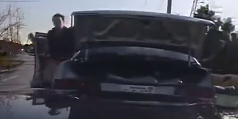 Un policía golpea sin querer un coche y el conductor sale huyendo ¿por qué?