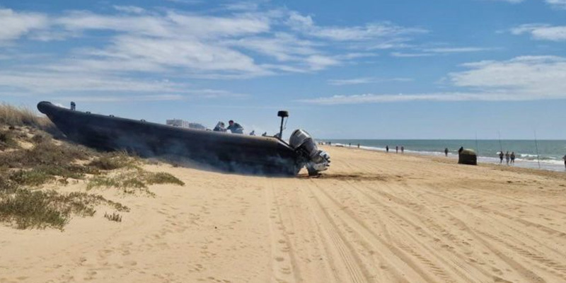 Una narcolancha encalla en una playa a gran velocidad en una playa de Huelva