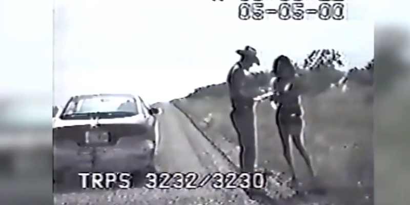 El policía aleja a la mujer del coche para evitar un posible choque y menos mal