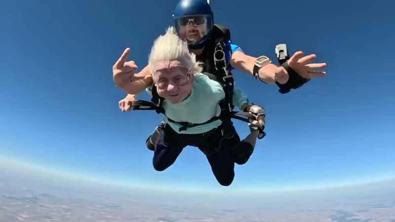 Una abuela con 104 años salta en paracaidas