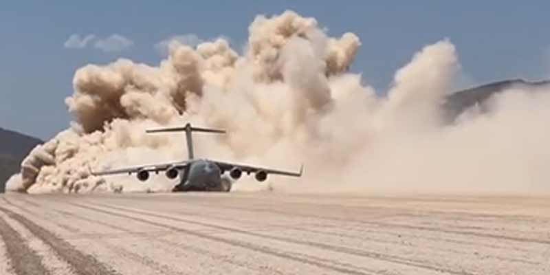 Un gigantesco C-17 Globemaster despegando en el desierto