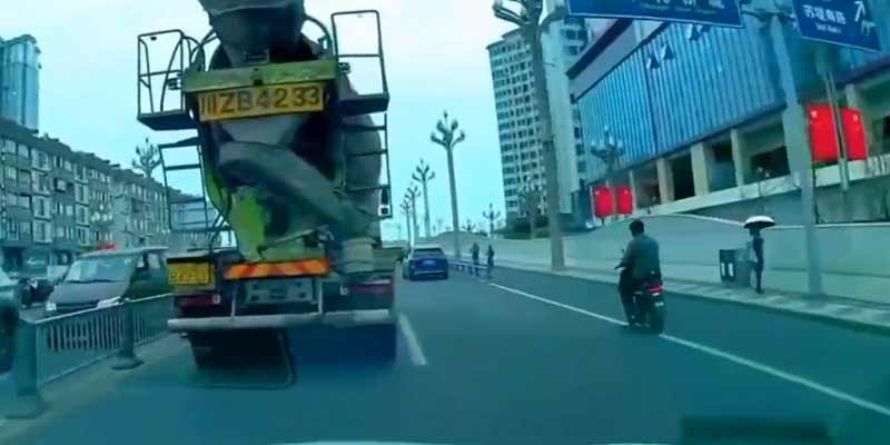 El conductor de la scooter va más preocupado en mirar el móvil que la carretera y...