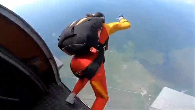 Una mujer no puede abrir el paracaídas y es salvada por el instructor en el último momento