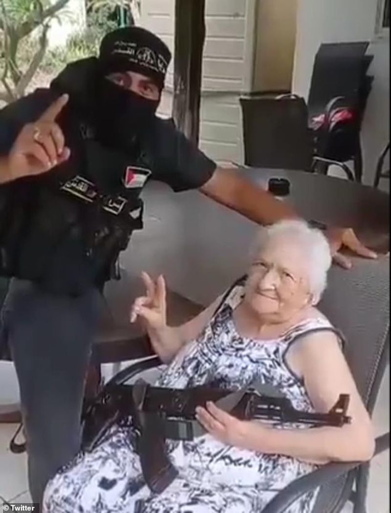 Una pizzería en Cisjordania usa la fotografía de una anciana secuestrada por Hamas como publicidad y el ejército israelí ordena su demolición
