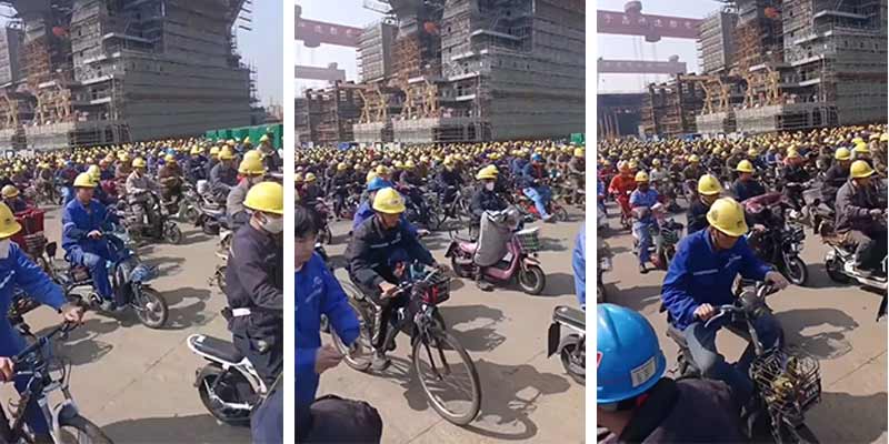 Trabajadores chinos saliendo de la fábrica