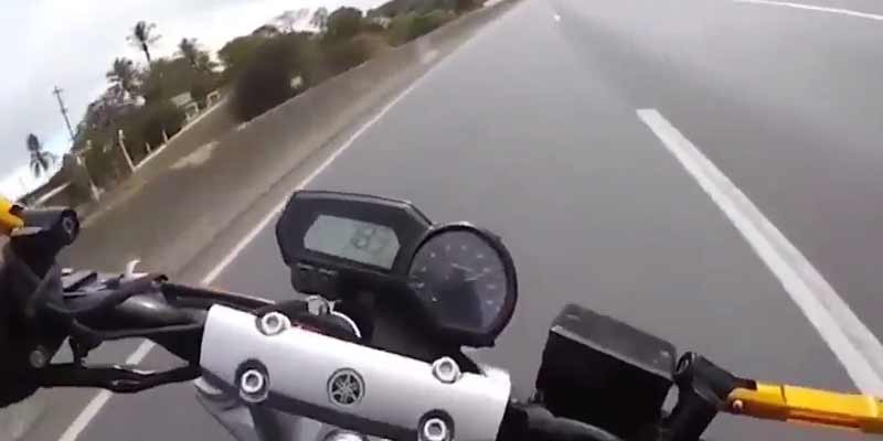 Circular en moto a gran velocidad en chanclas ¿qué podía salir mal?