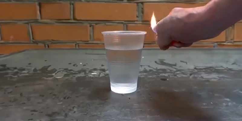 Prendiendo fuego a un vaso lleno de agua