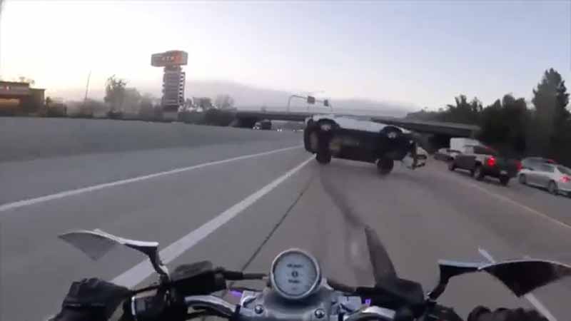 El motorista graba en primera persona un espectacular accidente en el que acaba en el asfalto