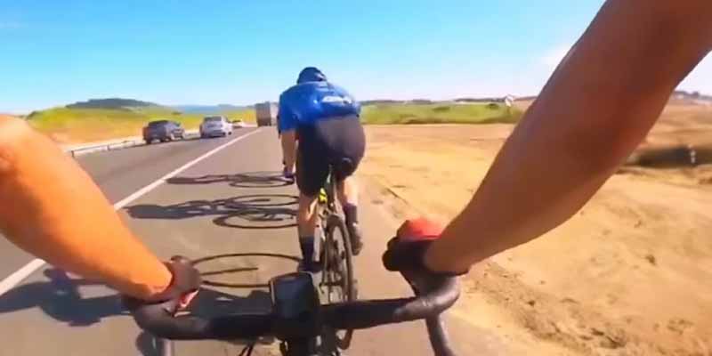 La dolorosa caida de un ciclista en carretera