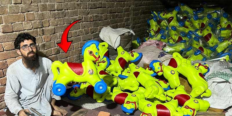 Haciendo caballos de juguete de plástico en una fábrica de Pakistán