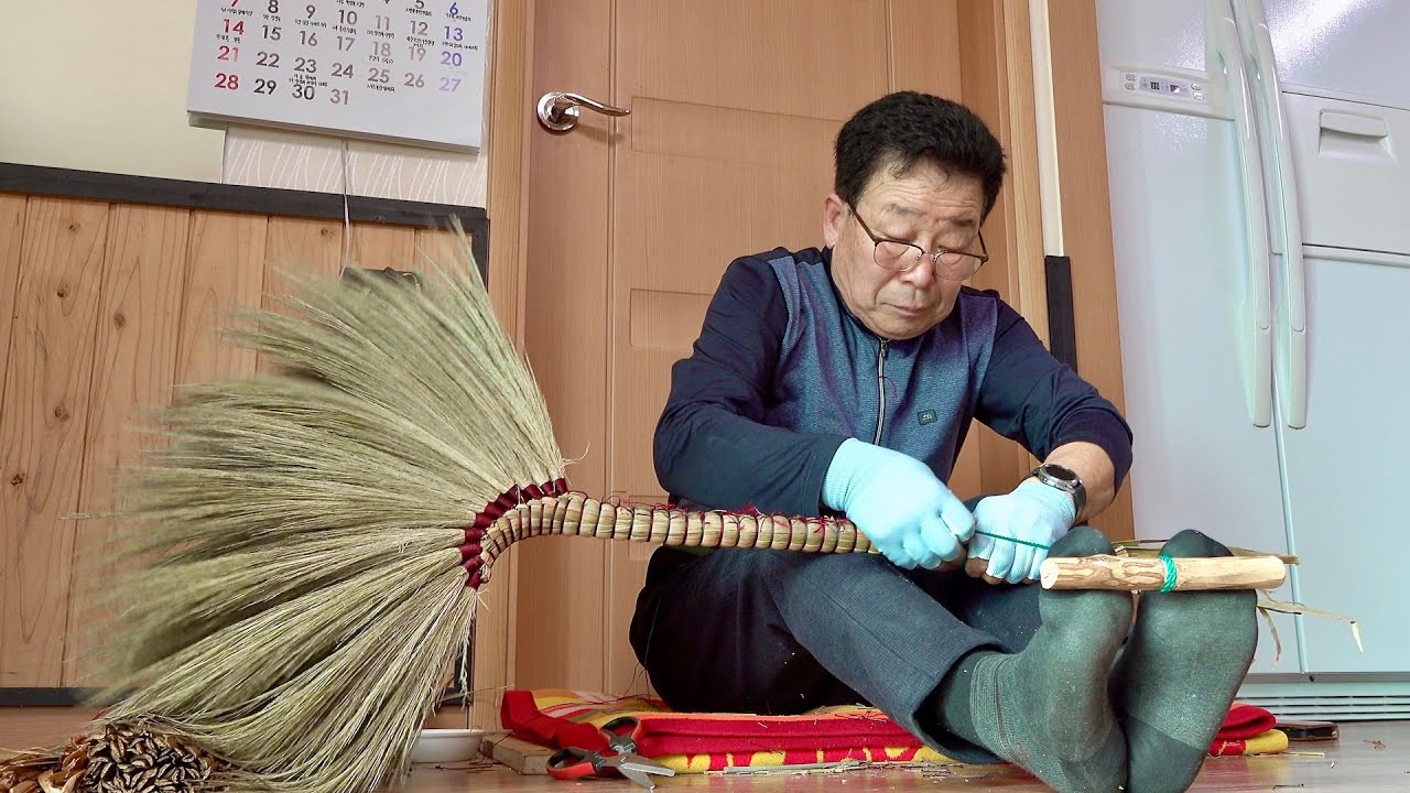Un artesano coreano que lleva 45 años fabricando escobas de caña tradicional
