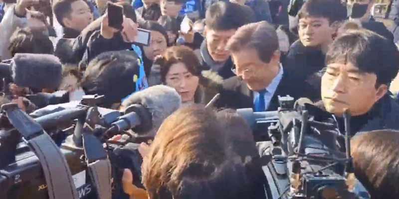 Apuñalan en el cuello al líder de la oposición surcoreana en una conferencia de prensa
