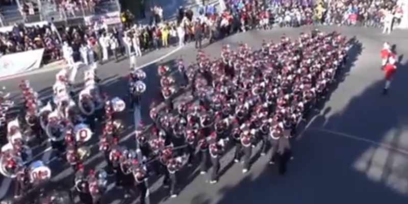 Así maniobra una banda de música en una esquina durante un desfile