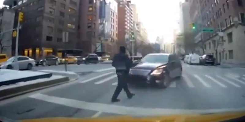 Una mujer atropella deliberadamente a un policía en Nueva York